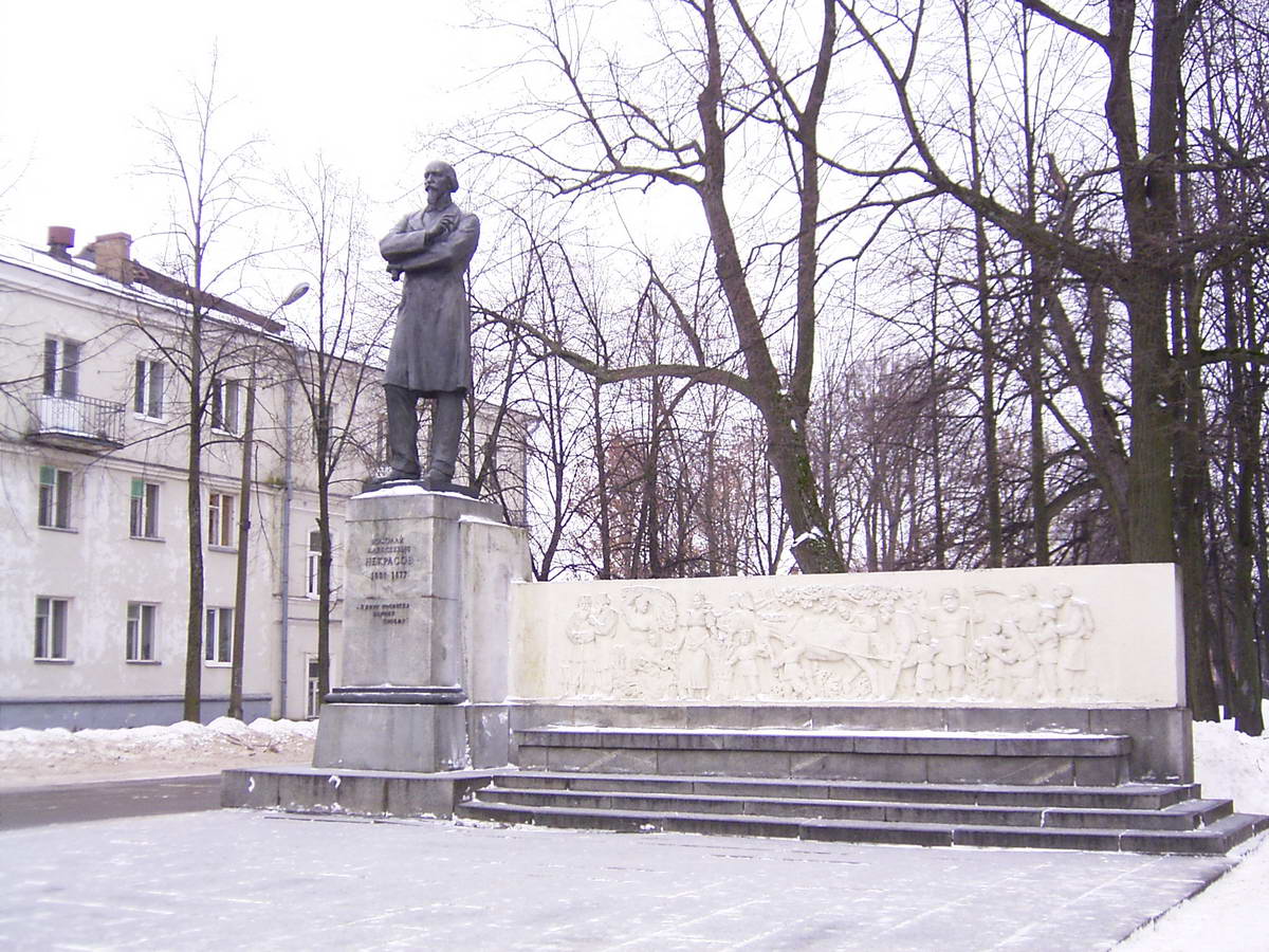 Памятник Николаю Некрасову в Ярославле